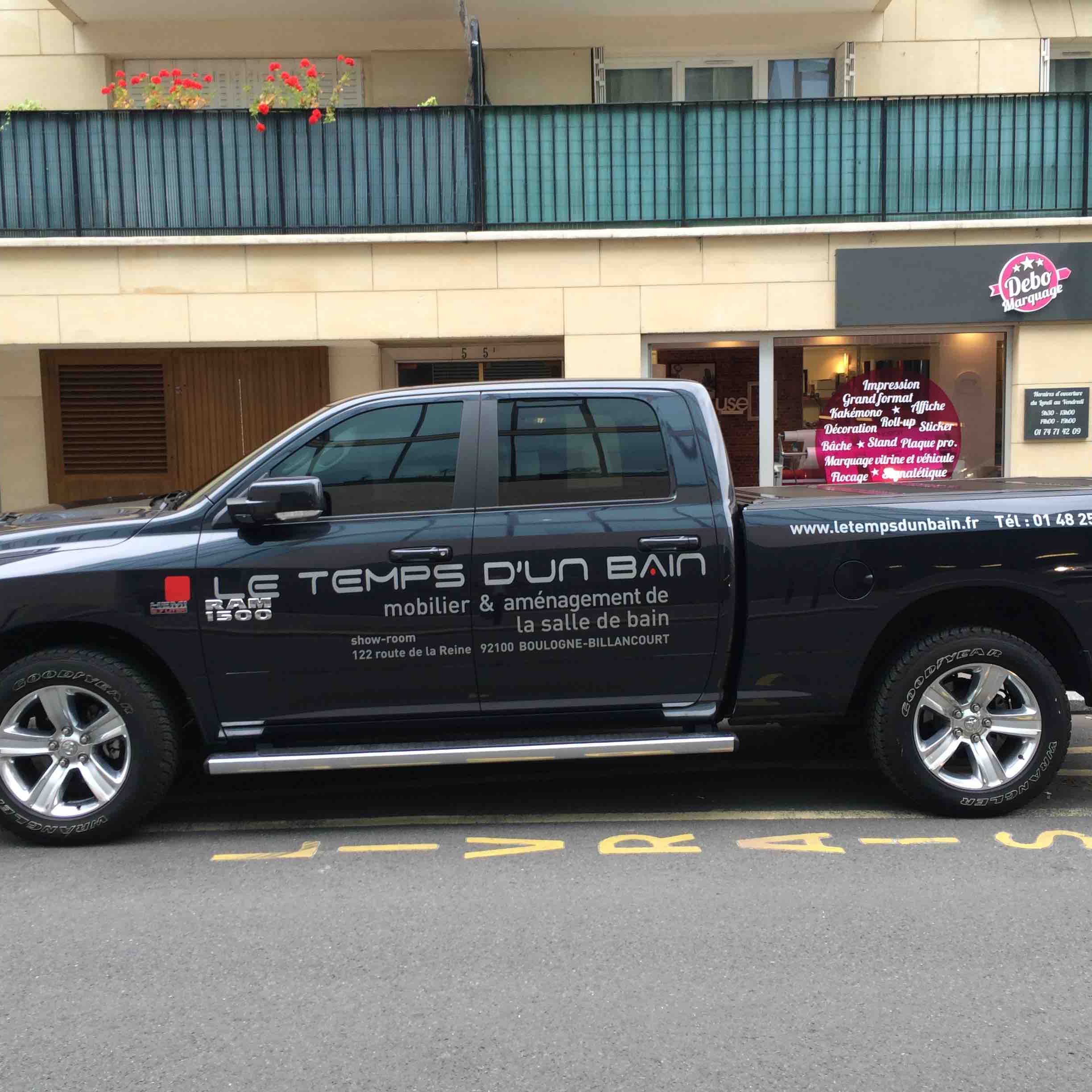 Pick-up noir avec marquage publicitaire