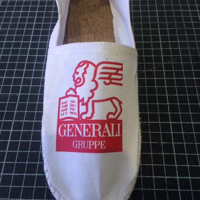 Charentaise avec impressin textiles aux couleurs de Generali